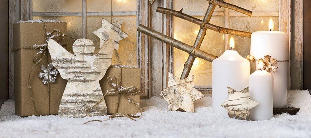 Usa motivos tradicionales como ángeles o estrellas en tu decoración.