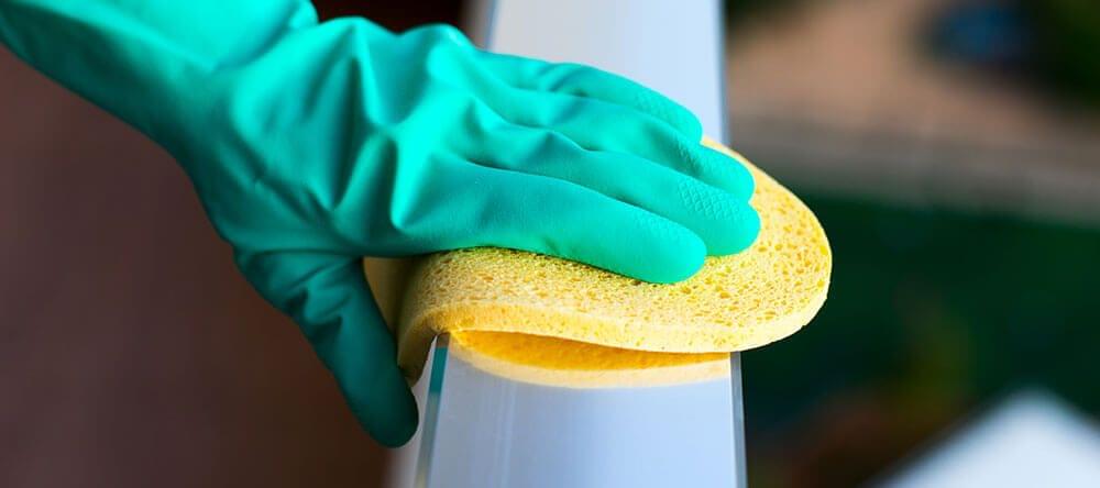Usa los productos de limpieza adecuados para dejar tu balcón como nuevo