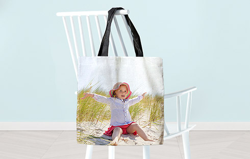 Bolsa tote personalizada colgada de una silla