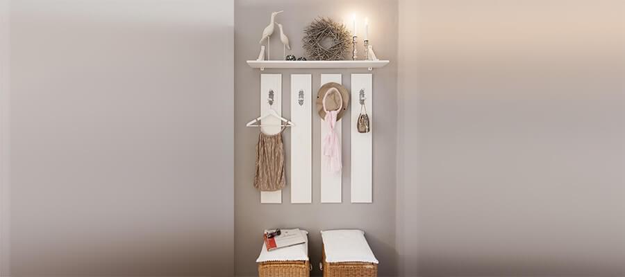 Une jolie garde- robe ouverte avec des espaces de rangement et un espace pour s’assoir