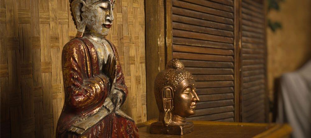 Un petit Bouddha en laiton viendra compléter le style d’ensemble et fera rayonner le calme et la sérénité.