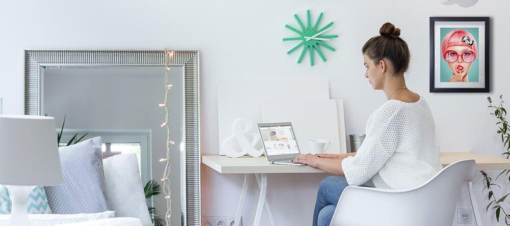 Combinez horloges, miroirs et images et rendez vos murs intéressants