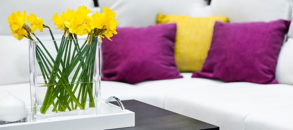 Combinez le jaune avec le violet, sa couleur complémentaire, et pensez tension positive
