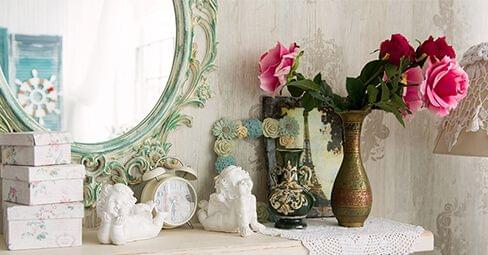 Décoration murale avec horloges, miroirs et images