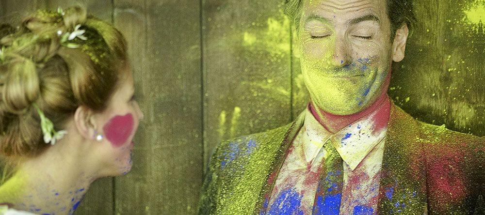 Des photographies de mariage qui font vraiment plaisir – Trash the Dress avec des peintures en poudre