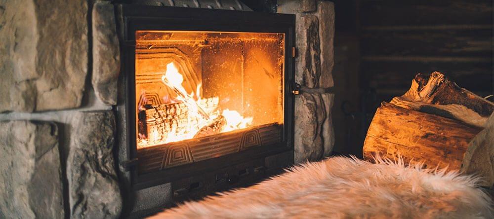 Si vous ne possédez pas de cheminée, vous devriez compenser cette absence à l’aide de bougies et de lampes pour profiter malgré tout de l’agréable lumière dorée du feu.