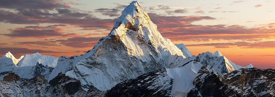 Présence forte: Une montagne placée au centre
