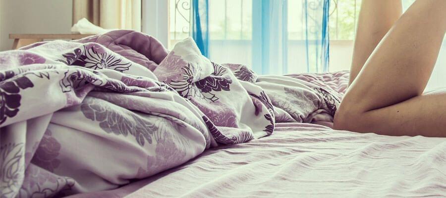 Romantiques, douillets et chaleureux : les draps à motifs floraux