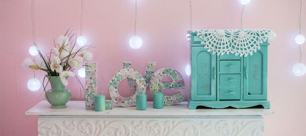 Laissez l’esprit estival gagner votre intérieur grâce à des astuces simples à prix avantageux; la décoration à base de motifs floraux est d’une aide précieuse.