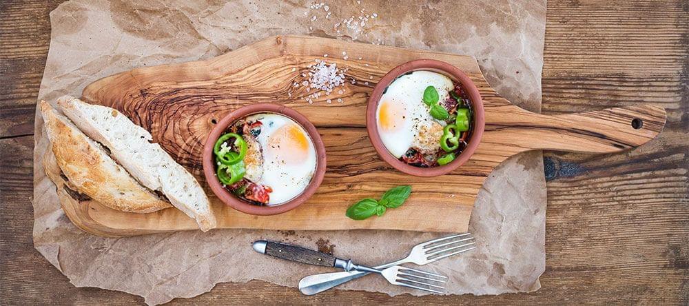 Bols, tasses, casseroles : la terre cuite est particulièrement trendy sur la table de la salle à manger.