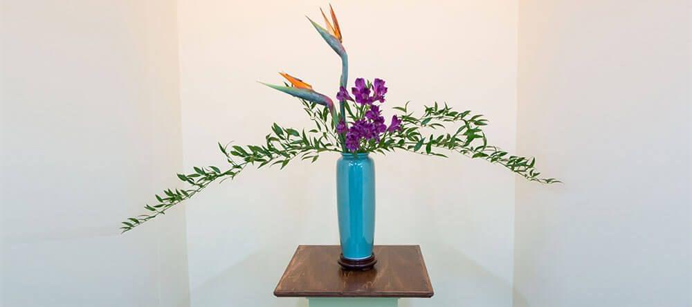 L’art floral japonais Ikebana signifie mot à mot « fleurs vivantes »