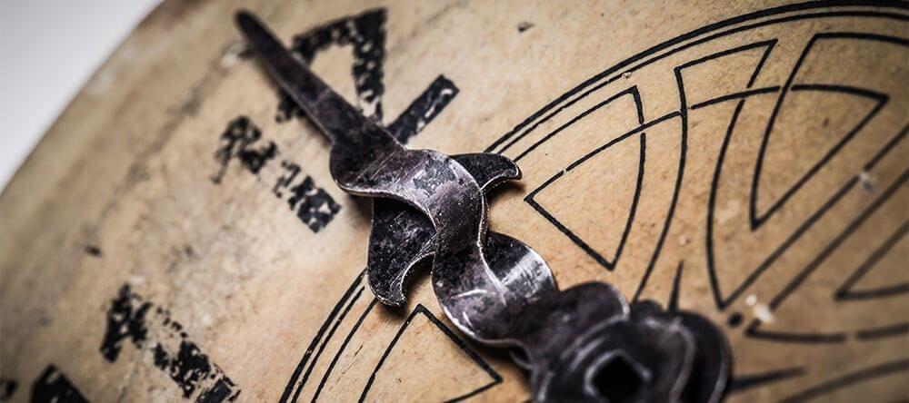 Les accessoires métalliques anciens balisent magnifiquement votre intérieur.