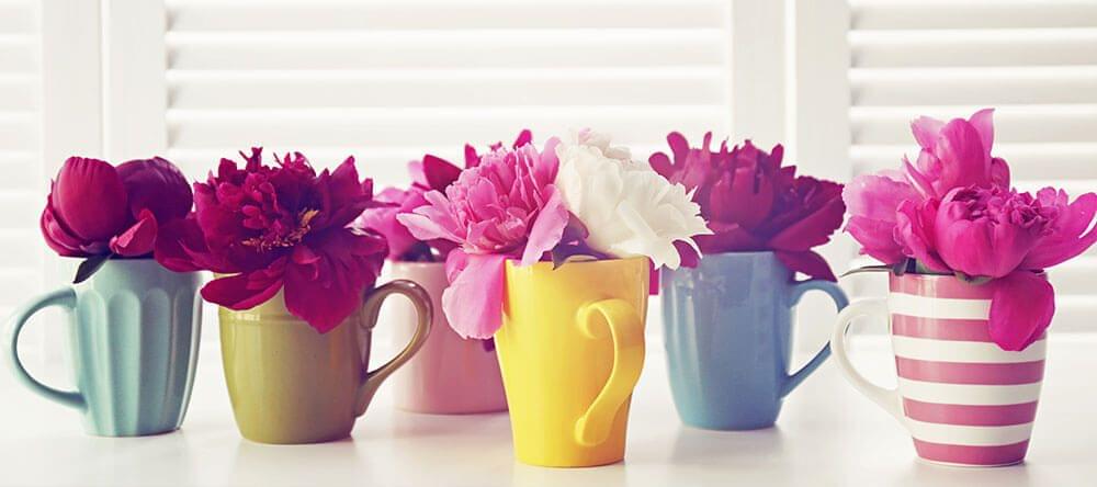 Tu n’aimes pas les vases ? Les bouteilles et les tasses prennent la relève