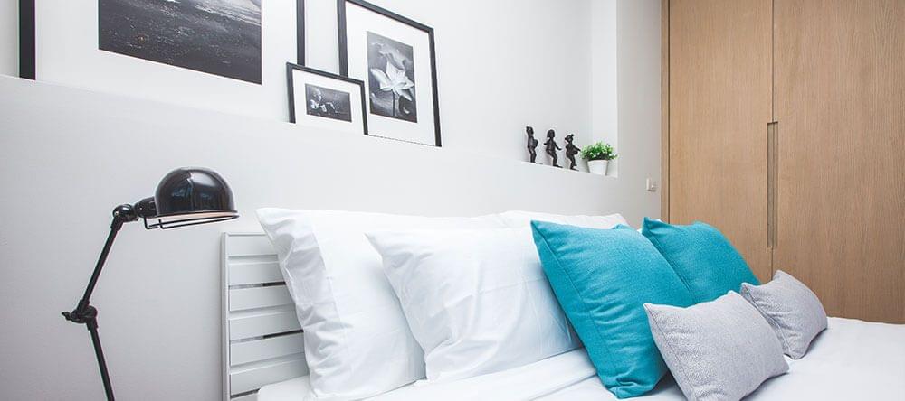 Les meubles en bois ne s'accordent pas seulement de façon idéale avec le bleu et le blanc mais sont aussi bénéfiques pour votre bien-être