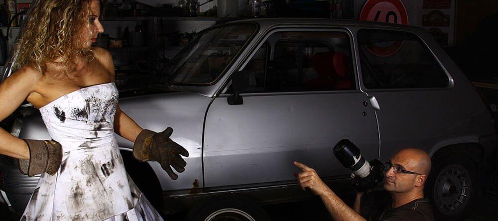 Sale plutôt que princesse : Séance photo dans un garage.