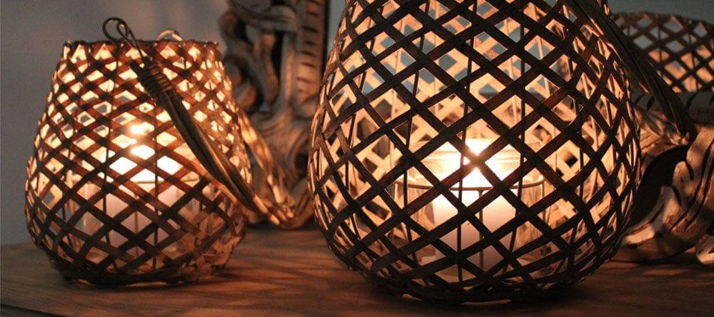 Un bel éclairage est important pour l’ambiance: essayez avec des bougies ou des LED de couleur chaude
