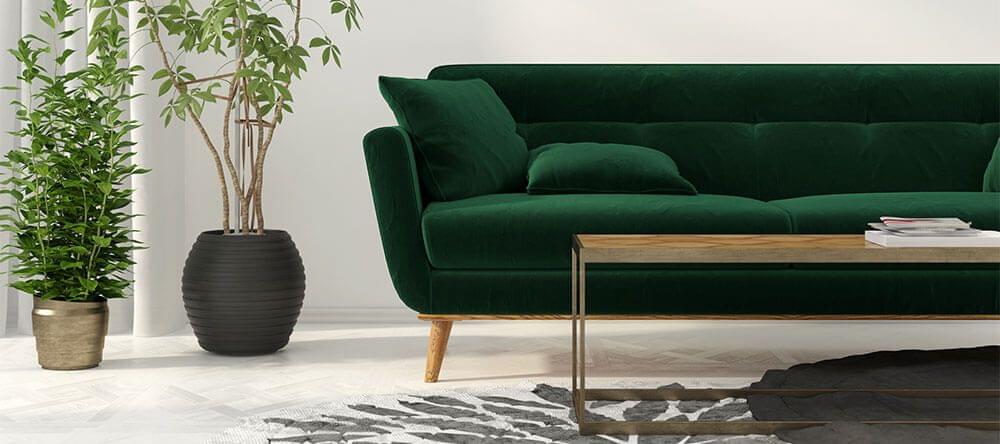 Un revêtement de canapé en velours vert foncé se marie bien avec le bois et le cuivre.