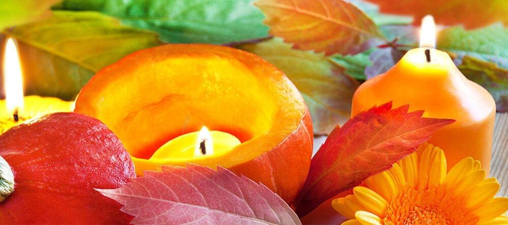 Une décoration unique et facile : des plantes, des bougies, des fruits – ou tout ensemble