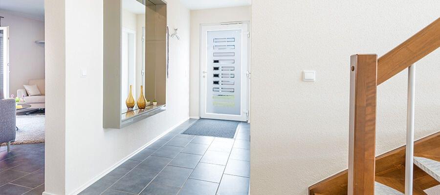 Une entrée de maison ordonnée est accueillante– surtout si elle est joliment décorée.