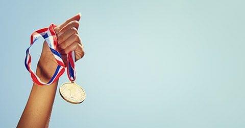 medaille a la main