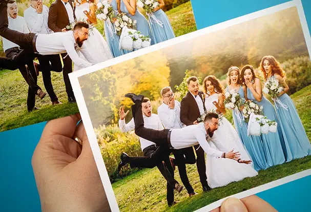 Ein großformatiger 13er Fotoabzug mit weißem Rand zeigt eine Hochzeitsgesellschaft.