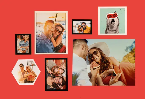 Ein Mix aus hochwertigen Wandbildern: Eine sommerliche Fotoleinwand, ein Forex-Foto, eine hexagonale Fotokachel und eine stilvolle Bilderwand.