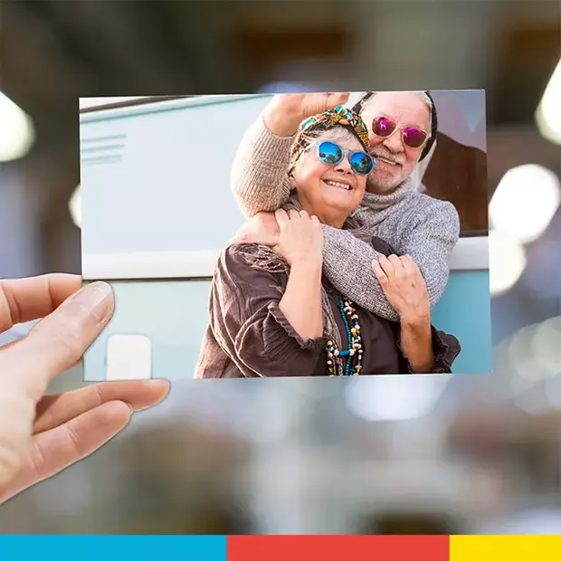 Eine fertige Postkarte mit einem Urlaubsbild wird in der Produktion gezeigt, bereit zum Versand. Diese Postkarte wurde schnell und einfach über die Postkarte online verschicken-Funktion der Postkarten App erstellt.