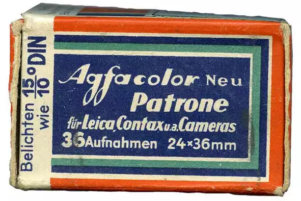 Die Abbildung zeigt eine Agfa-Color Patrone, die für 36 Aufnahmen ausgelegt ist. Diese analoge Fotopatrone war ein Teil der Technologie, die in der Vergangenheit weit verbreitet war und eine bedeutende Rolle in der Fotografiegeschichte spielte.