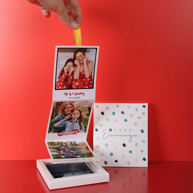 Lege die zusammengeklebten Retrofotos in die Fotobox und du hast ein einzigartiges Geschenk.