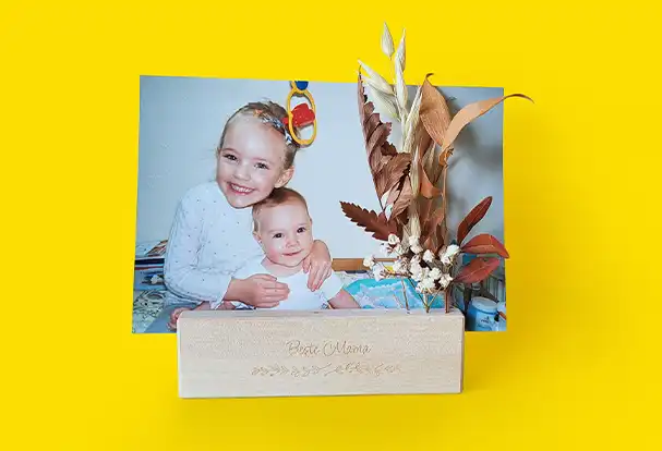 Geschenk mit Foto selber basteln - Fotoständer mit Trockenblumen