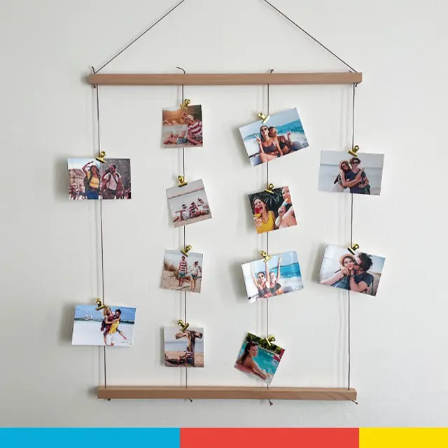 Bringe deine Abzüge an der Fotoaufhängung an, um deine Urlaubsfotos in Szene zu setzen.