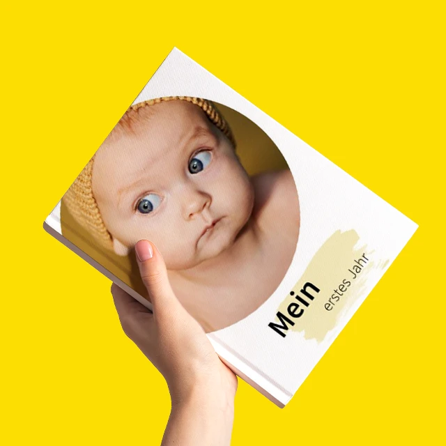 Baby Fotobuch „Mein erstes Jahr“ mit niedlichem Babyfoto auf dem Cover als Erinnerungsschatz.