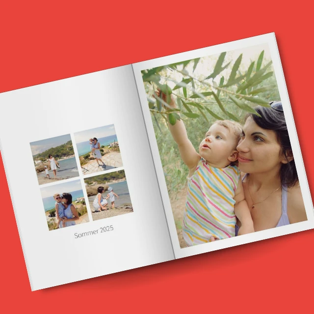 Baby Fotobuch mit Familienmomenten – Mutter und Kind genießen Erinnerungen an den Sommer.