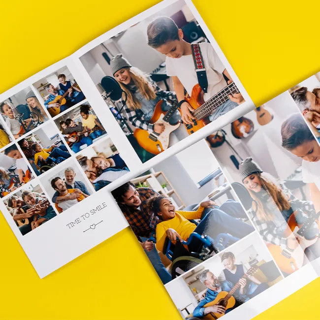 Zwei aufgeschlagene Fotobücher mit Familienfotos, Musizieren mit Gitarre und Gesang, Familien-Jahrbuch auf gelbem Hintergrund.