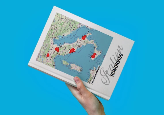 Zwei personalisierte Reisebücher mit Fotos einer Strandgruppe als Gruppenreise-Fotobuch.