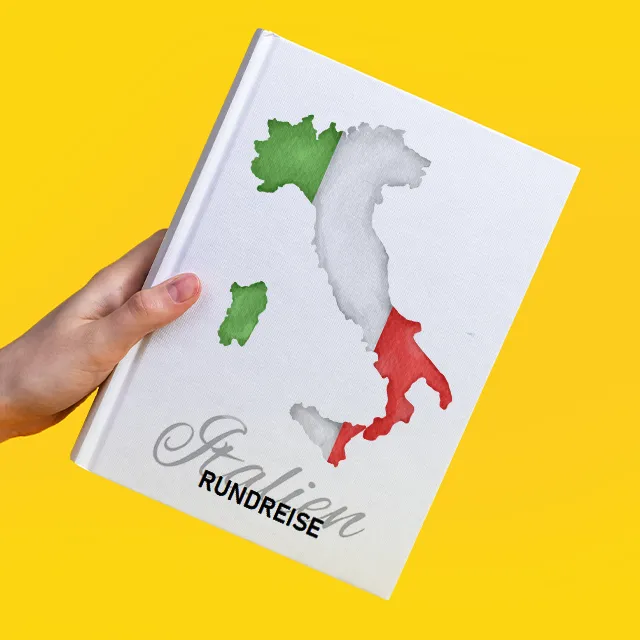 Individuelles Reisealbum Italien mit Landkarten im Album und Cover mit Landesfarben gestaltet.