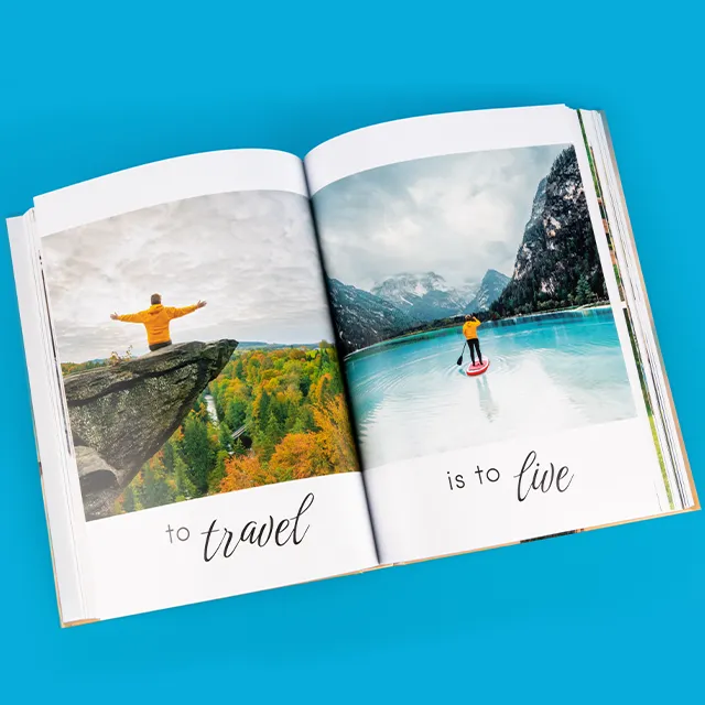 Atemberaubende Naturaufnahmen im Fotobuch mit Reisesprüchen und Landkarten im Album kombiniert.