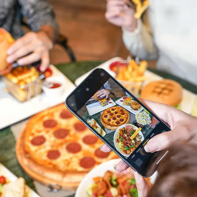 Essen fotografieren bei einem gemütlichen Essen mit Freunden