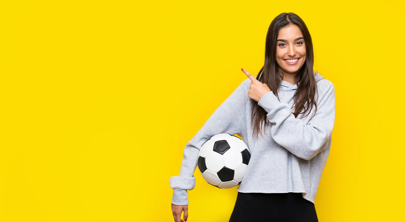 Strahlende Frau mit Fußball unter dem Arm – Fußball Geschenkideen von ORWO