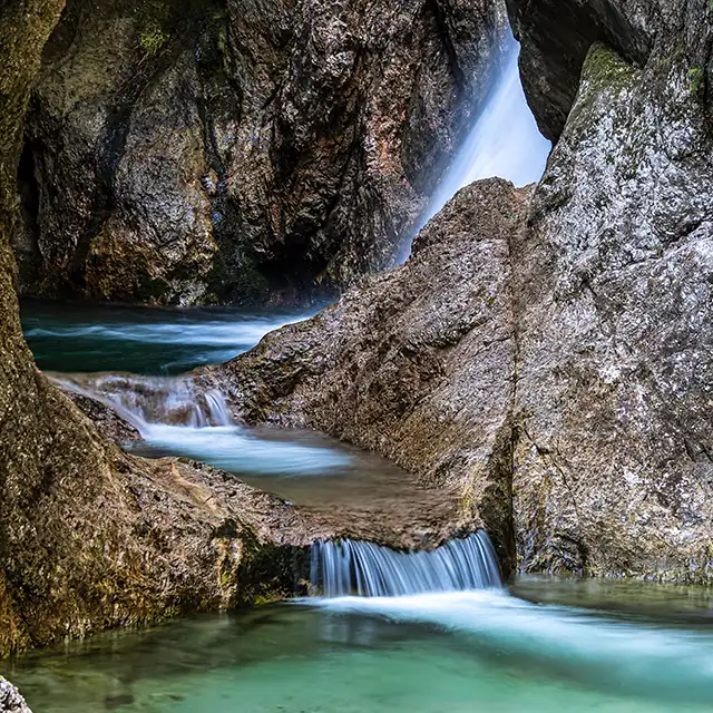 Wasserfall in der Almbachklamm – Magie der Langzeitbelichtung