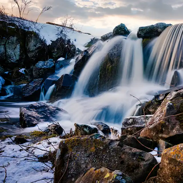 Erlebe die Kraft des Wassers: Kreative Fotografie mit individuellen Kameraeinstellungen.