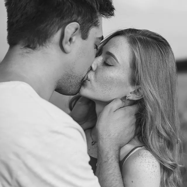 Ewige Liebe zeigt sich in der Ästhetik der Schwarz-Weiß-Fotografie.