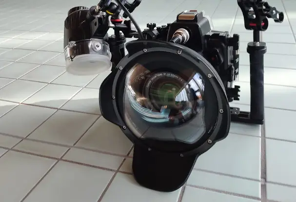 Spiegelreflexkamera im Unterwassergehäuse für ambitionierte Fotografen.