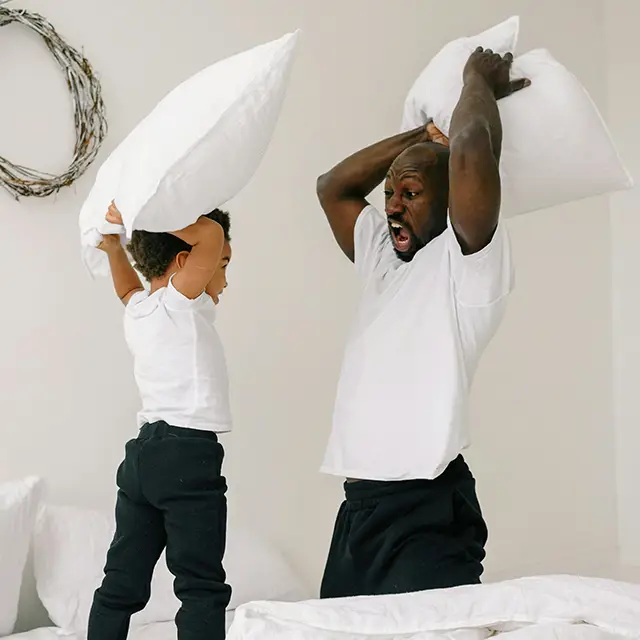 Match'i'match und Kissenschlacht mit Papa – Fotoideen Vatertag