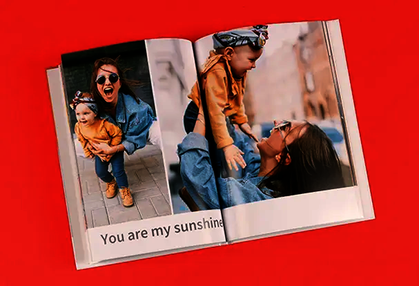 Selbst gestaltetes Fotobuch mit persönlichen Fotos von einer Mutter mit Kind und Spruch.
