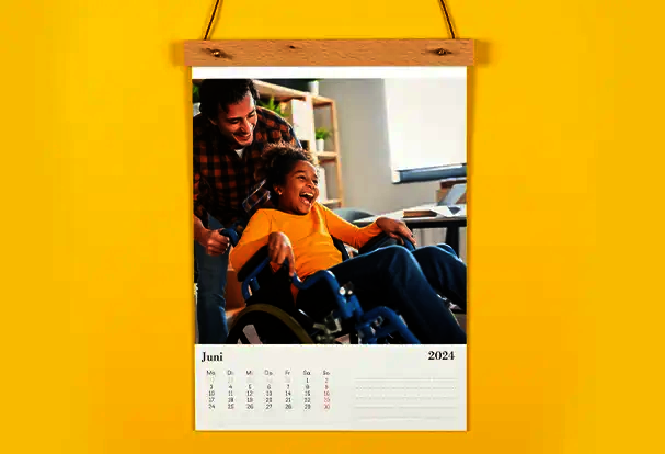 Gestalte einen Foto-Wandkalender mit einer natürlichen Holzleiste, um deine Liebsten zu begeistern.