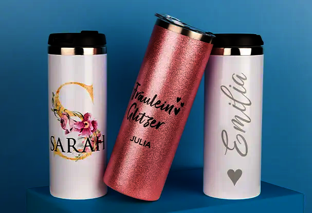 Set aus drei Coffee to go Bechern, mit verschiedenen Designs, individuellem Text und Namen.
