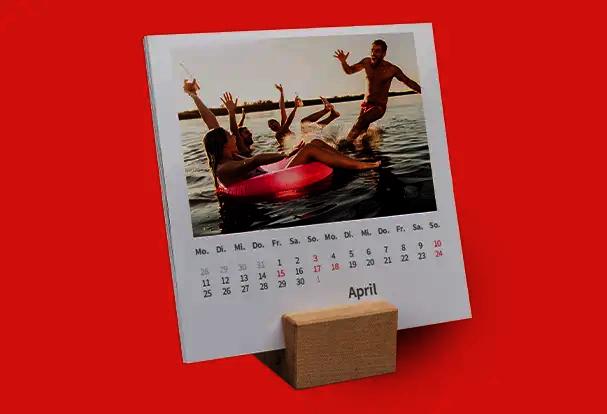Tischkalender mit Holzfuß mit Foto und Text für die persönliche Note am Arbeitsplatz