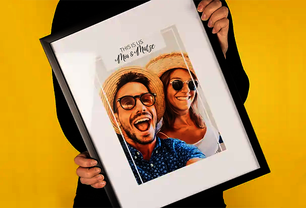 Poster im schwarzen Rahmen mit persönlichem Foto und Text, personalisierte Freude verschenken