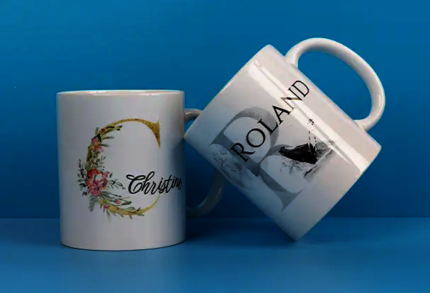 2er Set Tassen mit individuellen Designs und Namen.